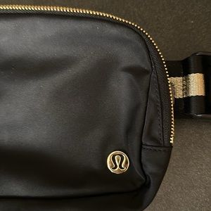 Lululemon Everywhere Black Gold Wordmark Belt Bag, Holiday Edition, Sold out